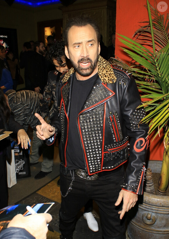 Nicolas Cage signe des autographes à ses fans à la sortie de la projection du film "Color Out Of Space" au Vista Theatre à Los Angeles, le 14 janvier 2020. 