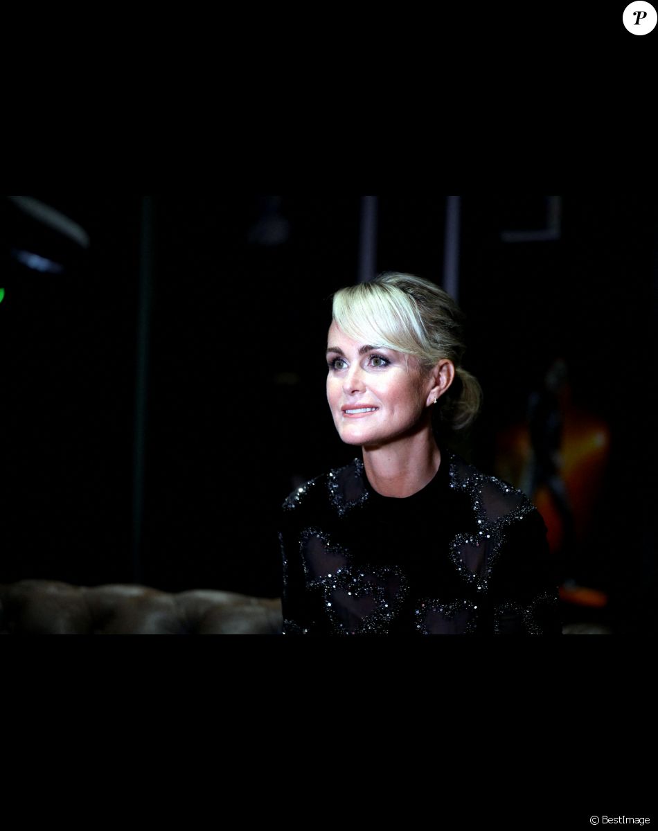 Exclusif - Laeticia Hallyday en interview avec le journaliste Yves Calvi, sur BFMTV, avant le concert hommage à Johnny Hallyday "Que je t'aime" à l'AccorHotels Arena Paris Bercy à Paris. Le 14 septembre 2021 © Borde-Jacovides-Moreau / Bestimage Exclusive - No Web No Blog pour Belgique et Suisse