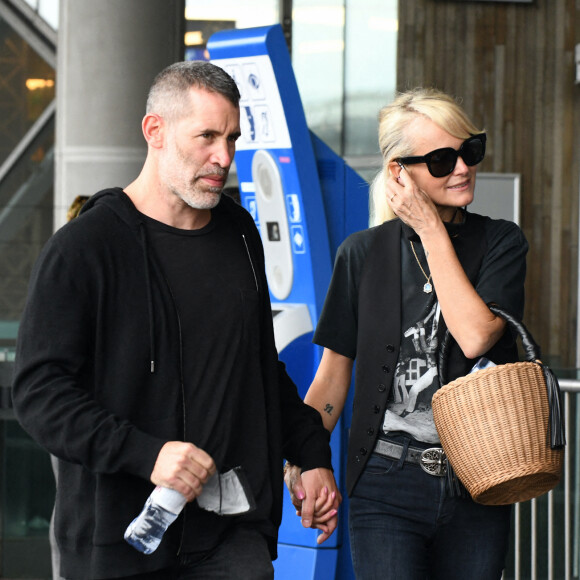 Exclusif - Laeticia Hallyday et Jalil Lespert à l'aéroport de Roissy-Charles-de-Gaulle à Paris.