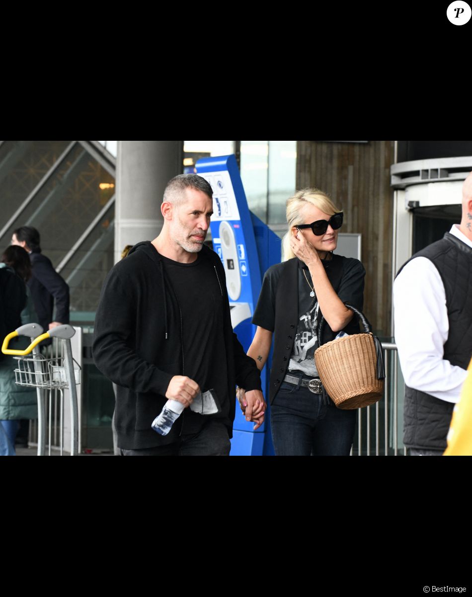 Exclusif - Laeticia Hallyday et Jalil Lespert à l'aéroport de Roissy-Charles-de-Gaulle à Paris.