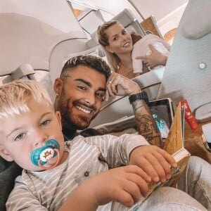 Thibault Garcia dans l'avion avec Jessica Thivenin et leurs enfants Maylone et Leewane