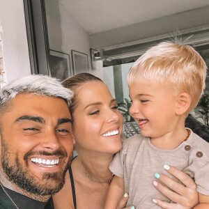 Thibault Garcia heureux avec Jessica Thivenin et son fils Maylone, juillet 2021