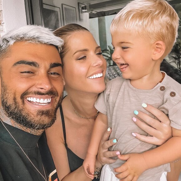 Thibault Garcia heureux avec Jessica Thivenin et son fils Maylone, juillet 2021