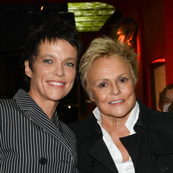 Anne Le Nen et sa compagne Muriel Robin - Inauguration de la statue de cire de "Muriel Robin et Pierre Palmade" au musée Grévin à Paris le 25 octobre 2021. © Coadic Guirec/Bestimage