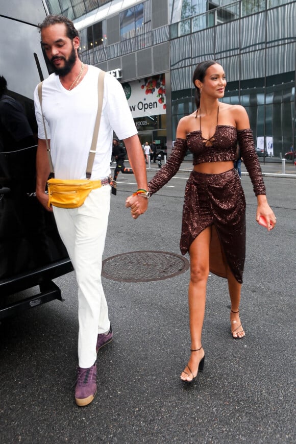 Lais Ribeiro et son fiancé Joaquim Noah arrive à la soirée "Revolve Party" lors de la New York Fashion Week (NYFW), le 9 septembre 2021.