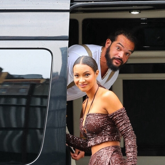 Lais Ribeiro et son compagnon Joakim Noah arrivent à la soirée Revolve en marge de la fashion week à New York le 9 septembre 2021.