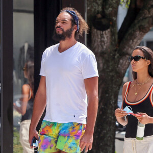 Exclusif - Joakim Noah et sa fiancée Lais Ribeiro se baladent à Miami, Floride, Etats-Unis, le 19 avril 2021.