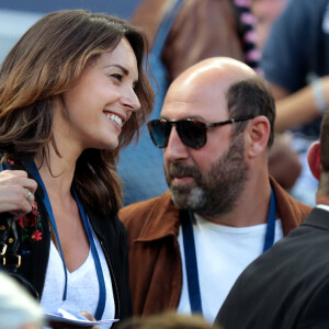 Kad Merad et sa compagne Julia Vignali assistent au match de football Bordeaux/ Marseille au stade de Bordeaux le 14 Mai 2107. © Patrick Bernard-Quentin Salinier/ Bestimage