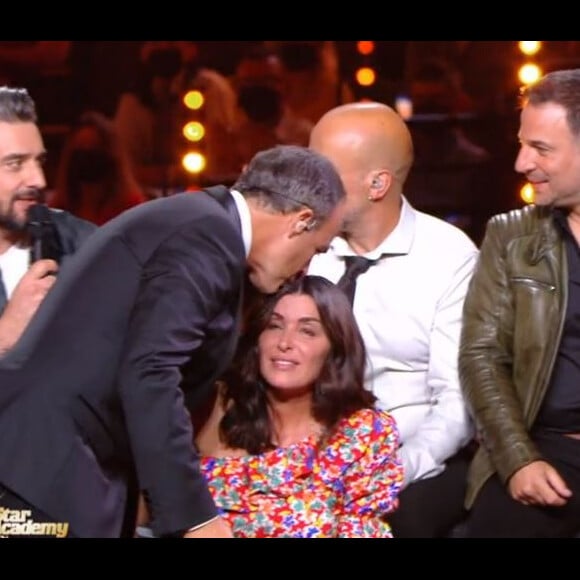 Nikos Aliagas console Jenifer lors du prime des 20 ans de la "Star Academy", sur TF1, le 30 octobre 2021