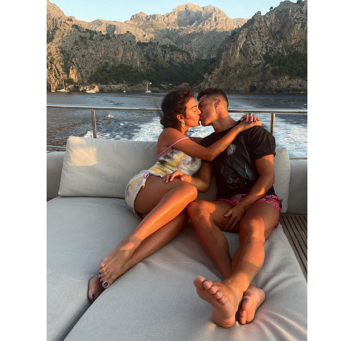 Photo : Cristiano Ronaldo et Georgina Rodriguez en vacances. Juillet 2021.  - Purepeople