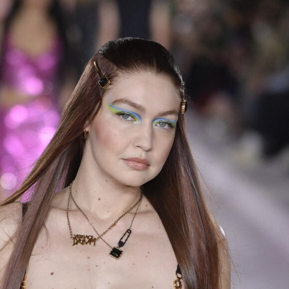 Gigi Hadid - Défilé Versace collection Printemps-Eté 2022 lors de la fashion week de Milan, le 24 septembre 2021. 