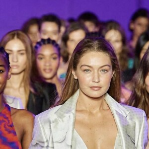 Gigi Hadid défile pour la collection Printemps été 2022 de Brandon Maxwell. 