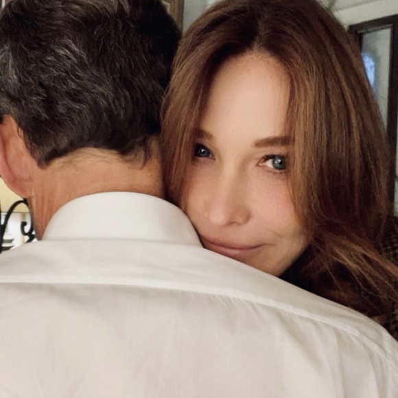 Carla Bruni : nouvelles photos de Giulia, à fond en mode Halloween
