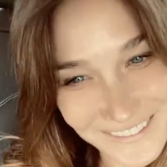 Carla Bruni : nouvelles photos de Giulia, à fond en mode Halloween