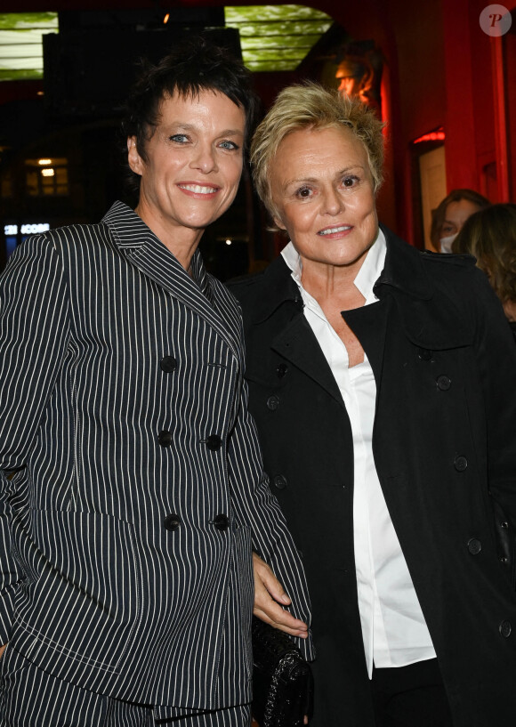 Anne Le Nen et sa femme Muriel Robin - Inauguration de la statue de cire de "Muriel Robin et Pierre Palmade" au musée Grévin à Paris le 25 octobre 2021. © Coadic Guirec/Bestimage