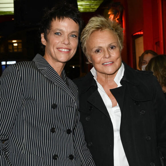 Anne Le Nen et sa femme Muriel Robin - Inauguration de la statue de cire de "Muriel Robin et Pierre Palmade" au musée Grévin à Paris le 25 octobre 2021. © Coadic Guirec/Bestimage
