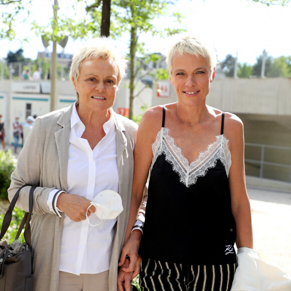 Muriel Robin et sa femme Anne Le Nen dans les allées lors des internationaux de France de Tennis de Roland Garros 2021 à Paris, le 6 juin 2021. © Dominique Jacovides/Bestimage 