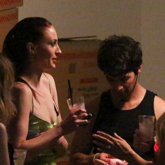Joe Jonas et sa femme Sophie Turner assistent à une soirée d'Halloween chez des amis à Los Angeles, le 30 octobre 2021. 
