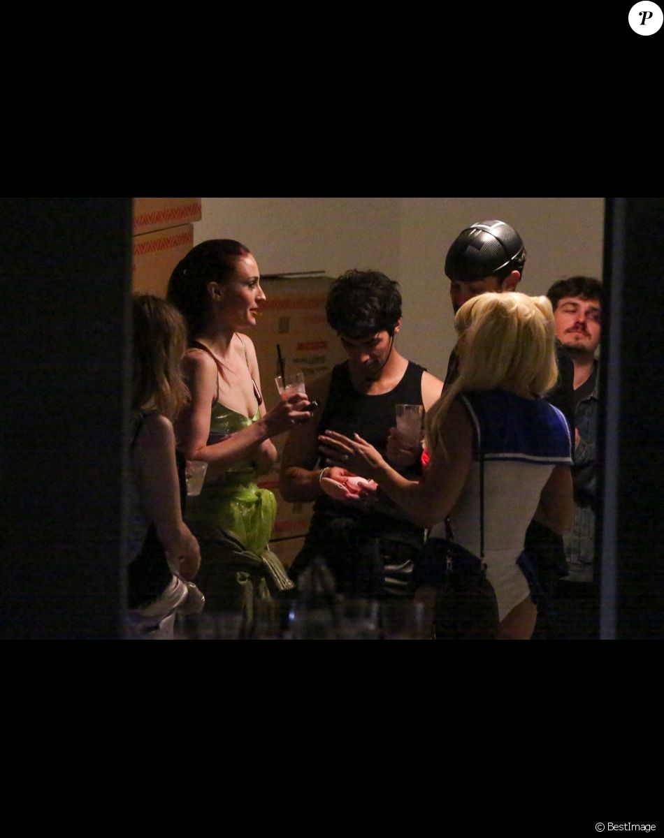 Joe Jonas et sa femme Sophie Turner assistent à une soirée d'Halloween chez des amis à Los Angeles, le 30 octobre 2021.