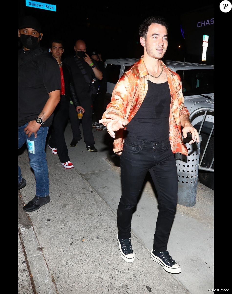 Kevin quittent le "Viper Room" après leur concert à Los Angeles, le 29 octobre 2021.