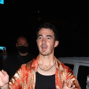Kevin, Nick et Joe Jonas quittent le "Viper Room" après leur concert à Los Angeles, le 29 octobre 2021. 