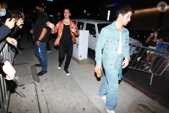 Kevin, Nick et Joe Jonas quittent le "Viper Room" après leur concert à Los Angeles, le 29 octobre 2021. 