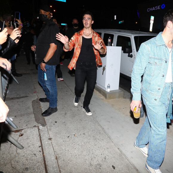 Kevin, Nick et Joe Jonas quittent le "Viper Room" après leur concert à Los Angeles, le 29 octobre 2021. 