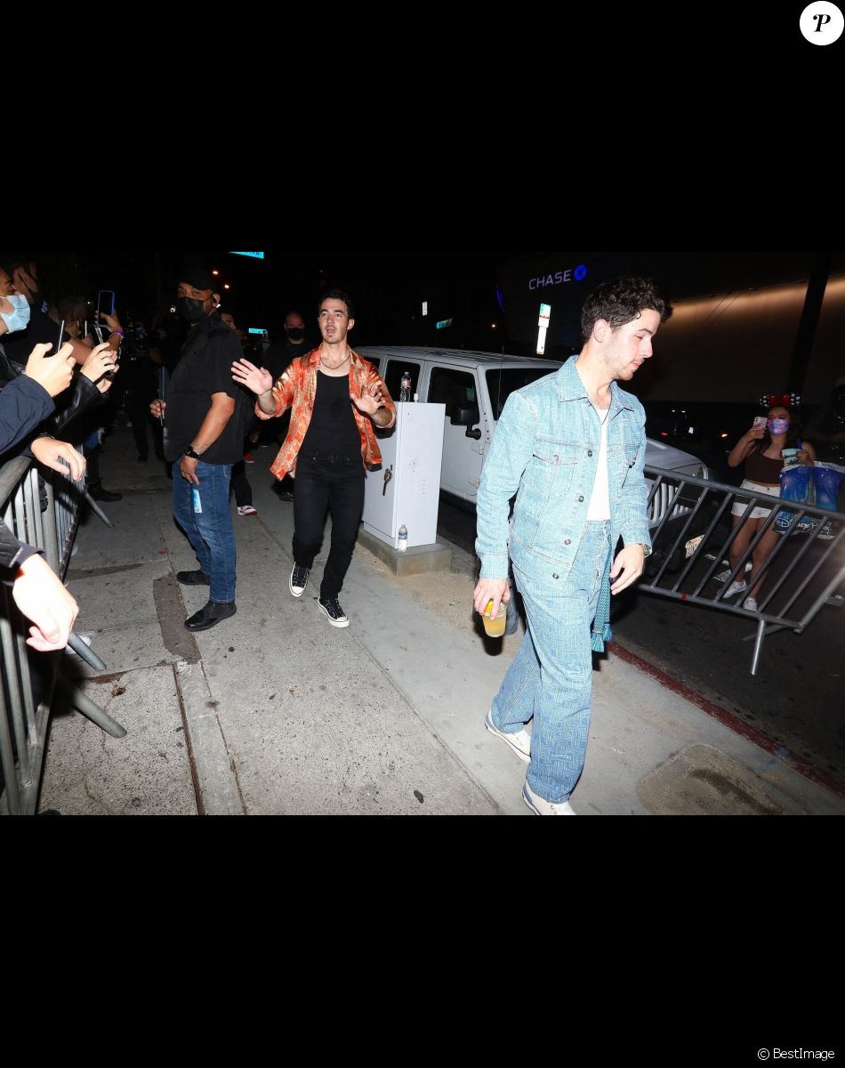 Kevin, Nick et Joe Jonas quittent le "Viper Room" après leur concert à Los Angeles, le 29 octobre 2021.