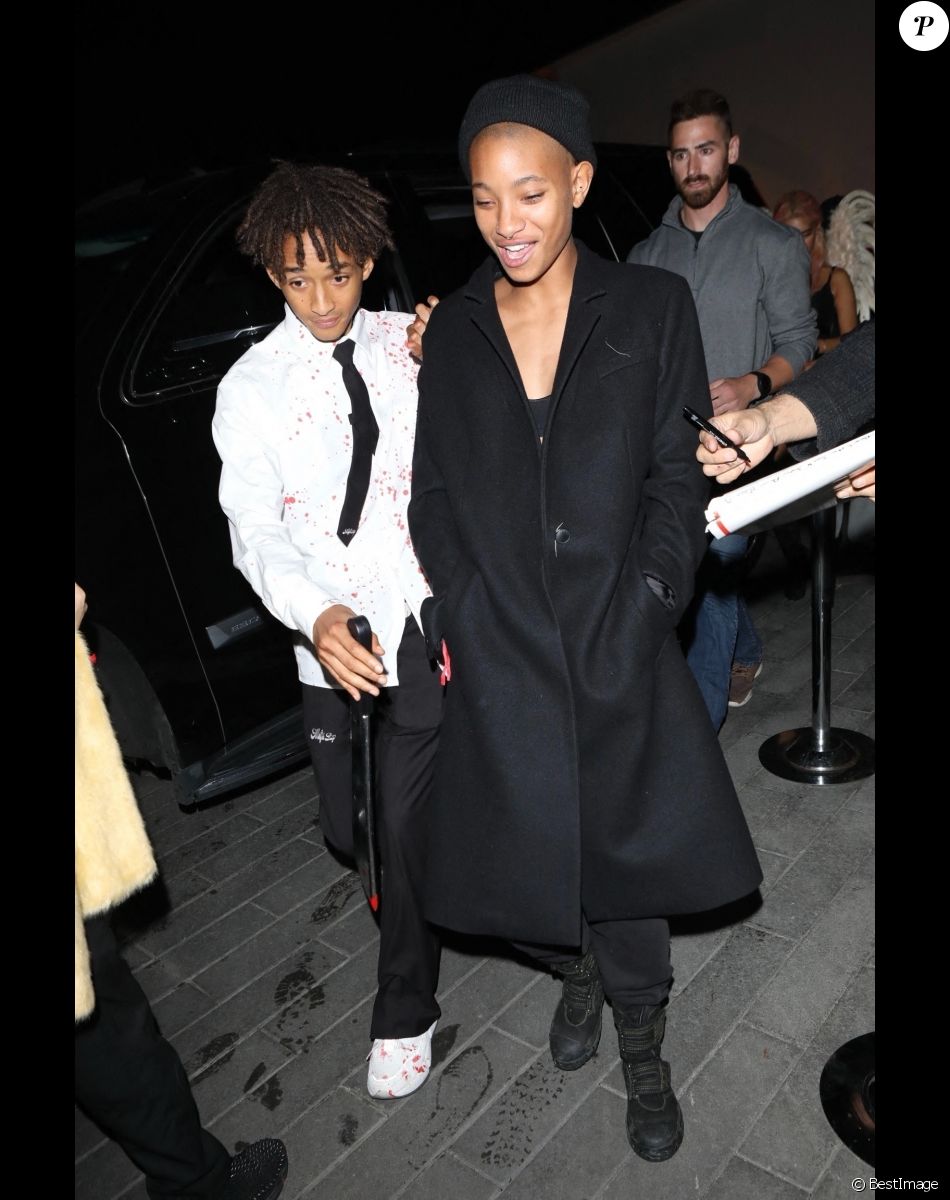 Willow Smith et son frère Jaden quittent la soirée déguisée d'Halloween à Los Angeles, le 30 octobre 2021.