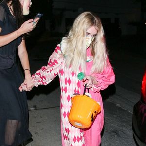 Emma Roberts quitte une soirée déguisée d'Halloween à Los Angeles, le 30 octobre 2021. 
