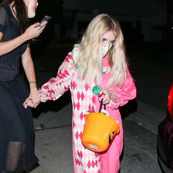 Emma Roberts quitte une soirée déguisée d'Halloween à Los Angeles, le 30 octobre 2021. 