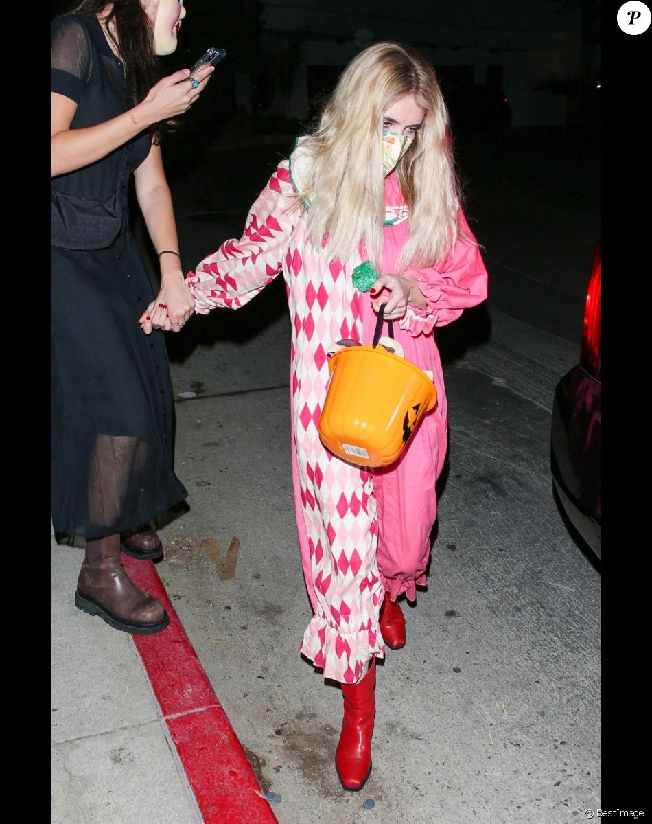 Emma Roberts quitte une soirée déguisée d'Halloween à Los Angeles, le 30 octobre 2021.