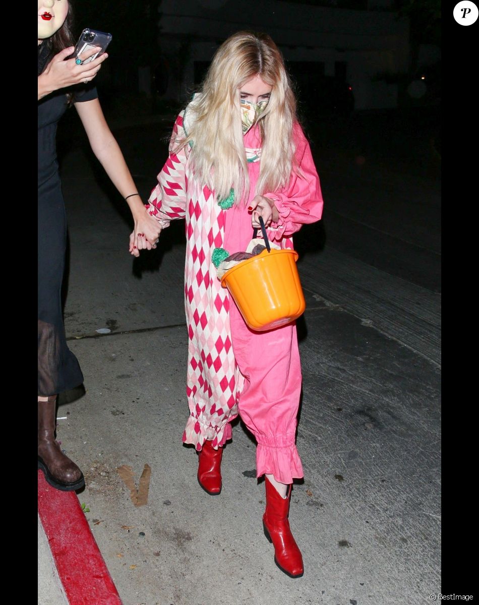 Emma Roberts quitte une soirée déguisée d'Halloween à Los Angeles, le 30 octobre 2021.