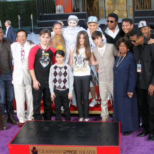 Quincy Jones, Debbie Allen, Chris Tucker, Smokey Robinson, Prince Jackson, Blanket Jackson, Paris Jackson, Justin Bieber, Katherine - Michael Jackson immortalisé par ses enfants lors d'une cérémonie à Los Angeles le 26 janvier 2012.