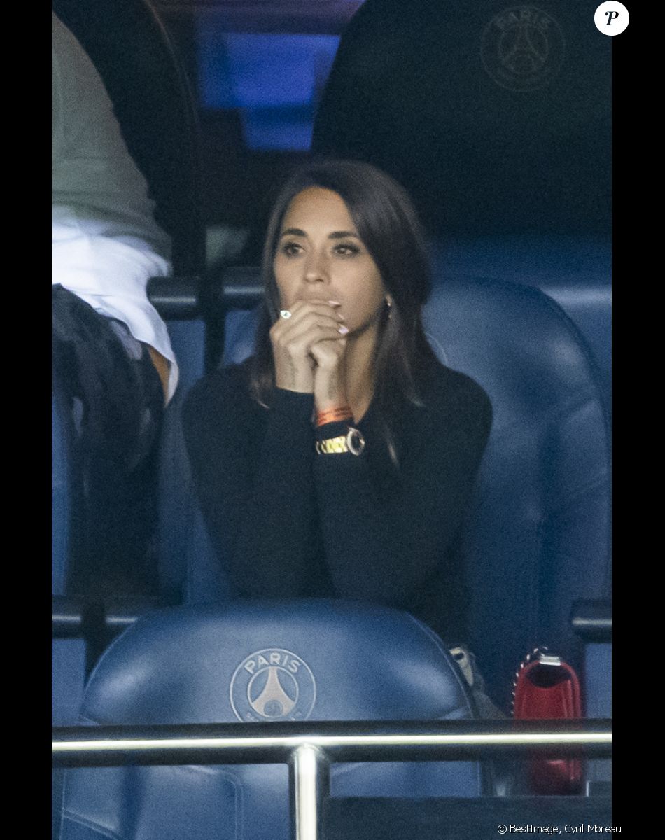 Antonella Roccuzzo (Femme de Lionel Messi) - People assistent à la victoire du PSG (2) face à Manchester City (0) lors de la deuxième journée de la Ligue des champions au Parc des Princes à Paris le 28 septembre 2021. © Cyril Moreau/Bestimage