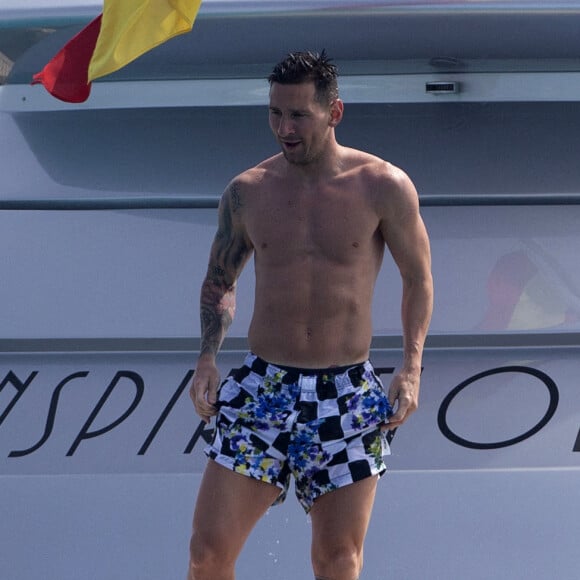 Lionel Leo Messi passe ses vacances en famille sur un yacht au large de Formentera et d'Ibiza, le 30 juillet 2021.