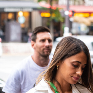 Antonella Roccuzzo (ensemble survêtement noir Adidas) sort de l'hôtel Royal Monceau pour aller faire du shopping chez Zara pour acheter une tenue et aller ensuite déjeuner au restaurant avec son mari.