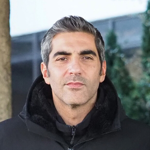 Ary Abittan quitte l'hôtel afin de participer à l'enregistrement du nouveau spectacle des Enfoirés à Bordeaux le 28 janvier 2019.