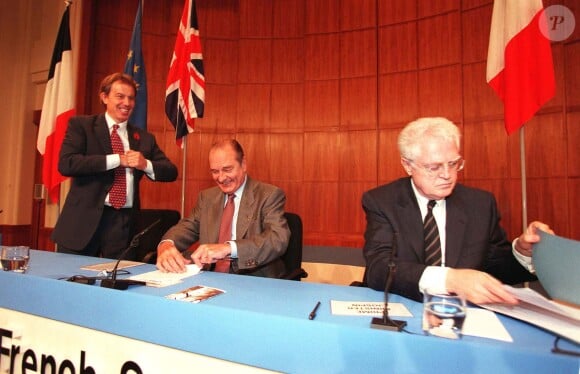 Lionel Jospin et Jacques Chirac avec Tony Blair lors d'une conférence en 1997