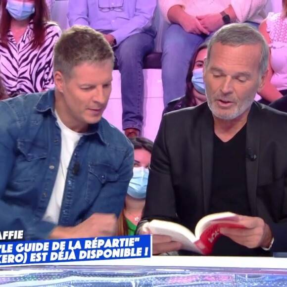 Laurent Baffie lit un passage de son "Guide de la répartie" (Kero).