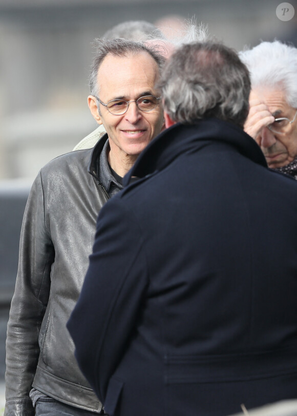 Jean-Jacques Goldman lors des obsèques de Véronique Colucci au cimetière communal de Montrouge, le 12 avril 2018.