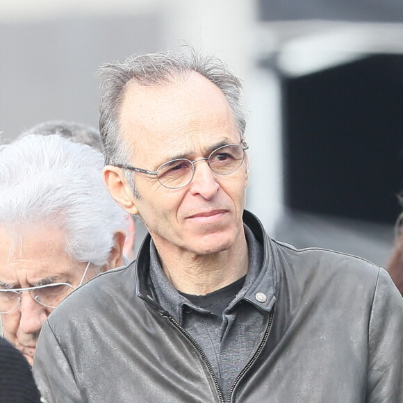 Philippe Gildas et Jean-Jacques Goldman lors des obsèques de Véronique Colucci au cimetière communal de Montrouge, le 12 avril 2018.