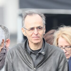 Philippe Gildas et Jean-Jacques Goldman lors des obsèques de Véronique Colucci au cimetière communal de Montrouge, le 12 avril 2018.