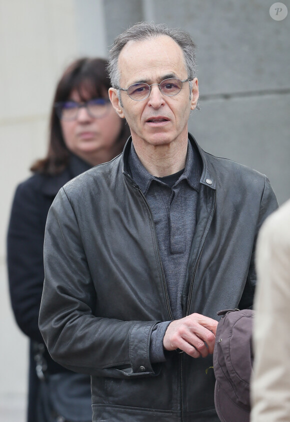 Jean-Jacques Goldman lors des obsèques de Véronique Colucci au cimetière communal de Montrouge, le 12 avril 2018.