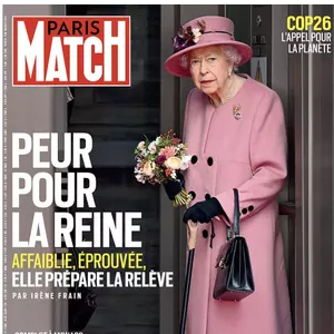 Elizabeth II fait la Une du nouveau numéro de "Paris Match", du 3 novembre 2021.