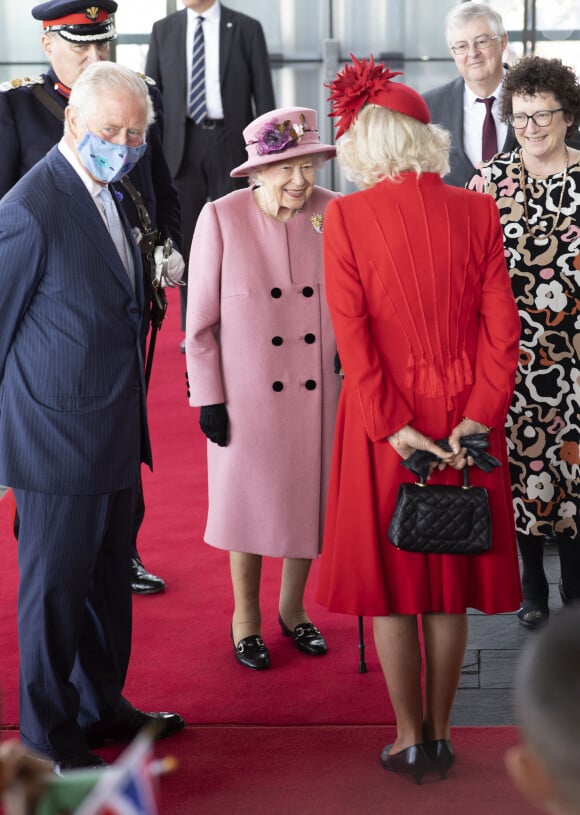 La reine Elisabeth II d'Angleterre, le prince Charles, prince de Galles, et Camilla Parker Bowles, duchesse de Cornouailles, assistent à la cérémonie d'ouverture de la sixième session du Senedd à Cardiff, Royaume Uni, 14 octobre 2021. 