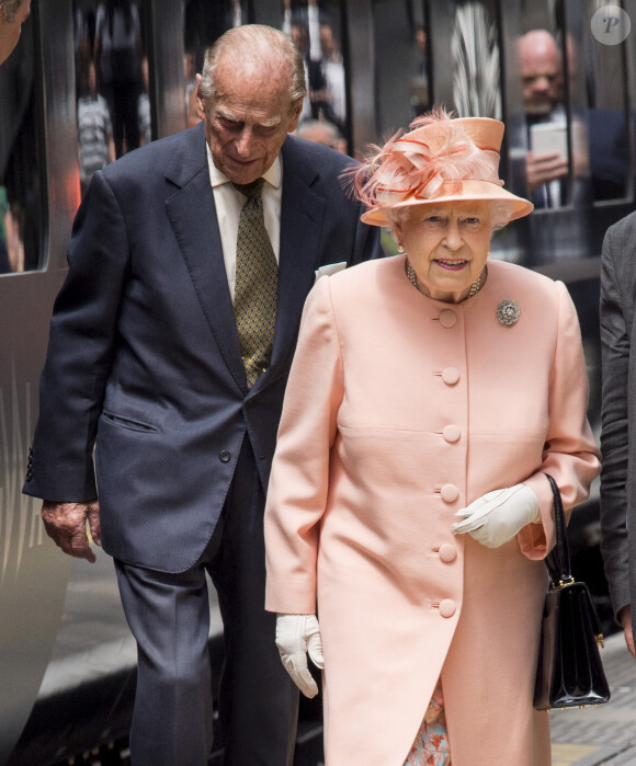 La reine Elisabeth II d'Angleterre et le prince Philip, duc d'Edimbourg à leur arrivée à la gare de Paddington à Londres, à l'occasion du 175ème anniversaire de la première journée en train des monarques britanniques