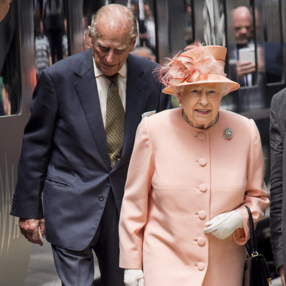La reine Elisabeth II d'Angleterre et le prince Philip, duc d'Edimbourg à leur arrivée à la gare de Paddington à Londres, à l'occasion du 175ème anniversaire de la première journée en train des monarques britanniques