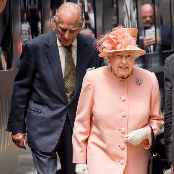 La reine Elisabeth II d'Angleterre et le prince Philip, duc d'Edimbourg à leur arrivée à la gare de Paddington à Londres, à l'occasion du 175ème anniversaire de la première journée en train des monarques britanniques