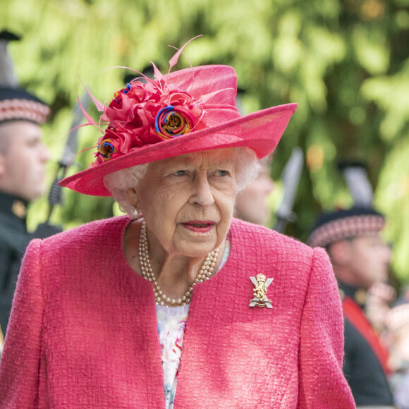 La reine Elisabeth II d'Angleterre lors d'une inspection des troupes de Balaklava Company, 5ème Bataillon du Régiment Royal d'Écosse à Balmoral, Royaume Uni, le 9 août 2021.